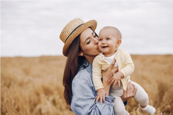 Madre besando a su bebé